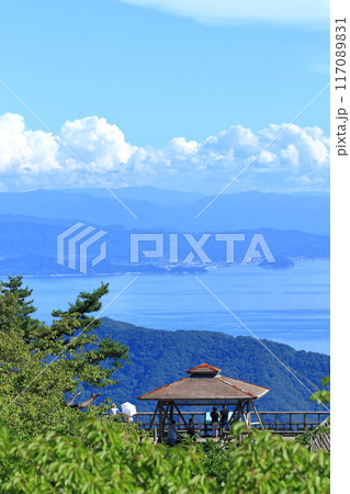 かぶと岩展望台から 瀬戸内風景を満喫する観光客 117089831