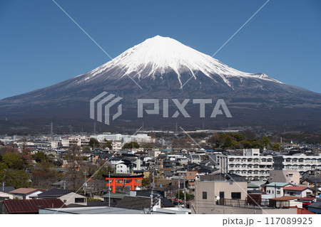 静岡県富士宮市から見た快晴の富士山 117089925