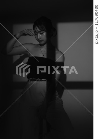 光と影の女性ポートレート 117090480