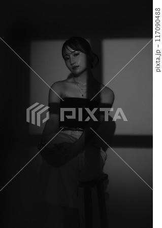 光と影の女性ポートレート 117090488