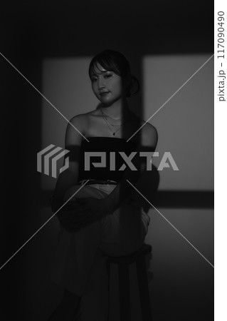 光と影の女性ポートレート 117090490