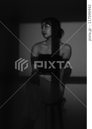 光と影の女性ポートレート 117090492