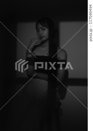 光と影の女性ポートレート 光と影の女性ポートレート 117090494