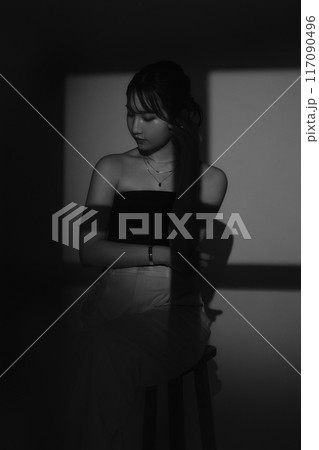 光と影の女性ポートレート 117090496