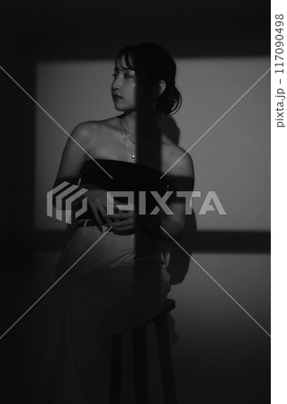 光と影の女性ポートレート 光と影の女性ポートレート 117090498