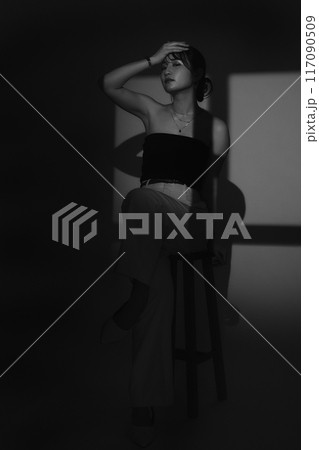 光と影の女性ポートレート 117090509