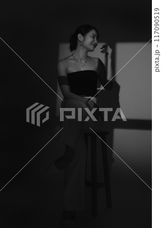 光と影の女性ポートレート 光と影の女性ポートレート 117090519