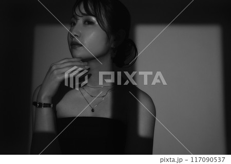 光と影の女性ポートレート 117090537