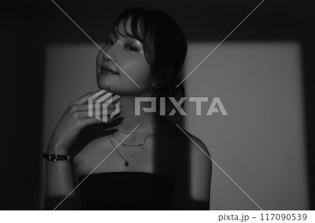 光と影の女性ポートレート 光と影の女性ポートレート 117090539