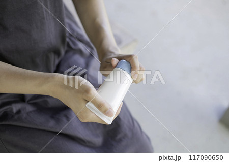 公園で日焼け止めクリームを使う女性 117090650