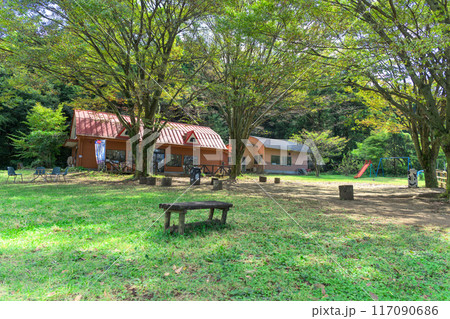 秋晴れを背景に売店の建物と牧場風景・公園風景「山田さんちの牧場 ミルクの里」阿蘇郡西原村 秋晴れを背景に売店の建物と牧場風景・公園風景「山田さんちの牧場 ミルクの里」阿蘇郡西原村 117090686