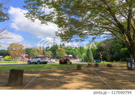 秋晴れを背景に売店の建物と牧場風景・公園風景「山田さんちの牧場 ミルクの里」阿蘇郡西原村 秋晴れを背景に売店の建物と牧場風景・公園風景「山田さんちの牧場 ミルクの里」阿蘇郡西原村 117090794