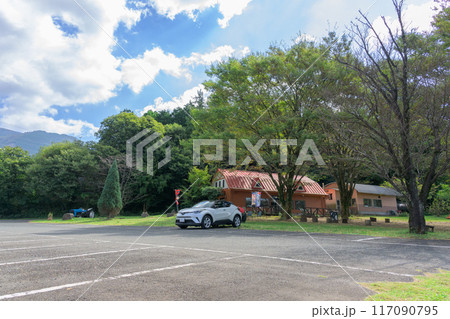 秋晴れを背景に売店の建物と牧場風景・公園風景「山田さんちの牧場 ミルクの里」阿蘇郡西原村 秋晴れを背景に売店の建物と牧場風景・公園風景「山田さんちの牧場 ミルクの里」阿蘇郡西原村 117090795