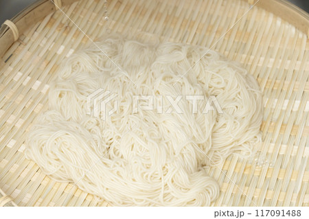 そうめん　ザルでそうめんを水にさらす 117091488