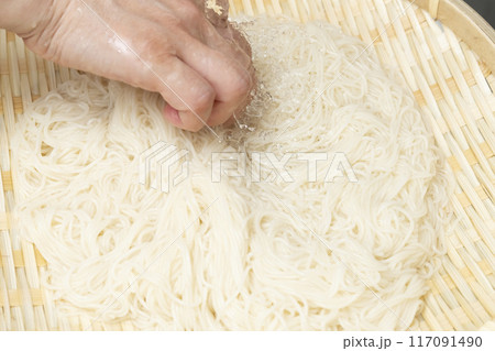 そうめん ザルでそうめんを水にさらす そうめん ザルでそうめんを水にさらす 117091490