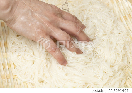 そうめん ザルでそうめんを水にさらす そうめん ザルでそうめんを水にさらす 117091491