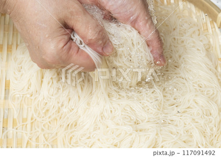 そうめん　ザルでそうめんを水にさらす 117091492