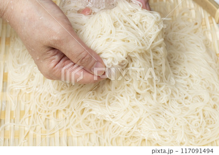 そうめん　ザルでそうめんを水にさらす 117091494
