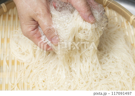 そうめん ザルでそうめんを水にさらす そうめん ザルでそうめんを水にさらす 117091497