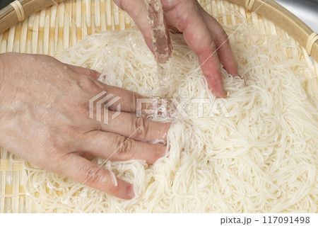 そうめん ザルでそうめんを水にさらす そうめん ザルでそうめんを水にさらす 117091498