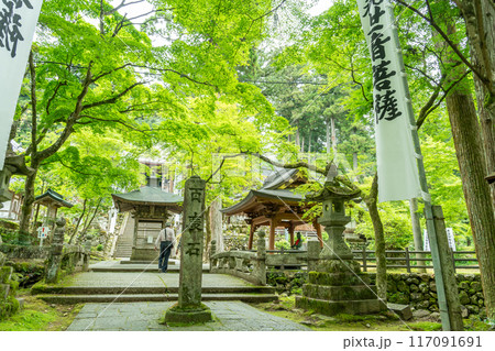 岐阜県揖斐川町 新緑の谷汲山華厳寺の参道にある百度石 岐阜県揖斐川町 新緑の谷汲山華厳寺の参道にある百度石 117091691