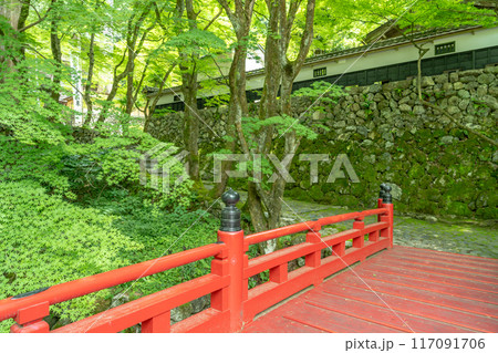 岐阜県揖斐川町 西美濃三十三霊場第一札所の新緑の横蔵寺の赤い橋 岐阜県揖斐川町 西美濃三十三霊場第一札所の新緑の横蔵寺の赤い橋 117091706