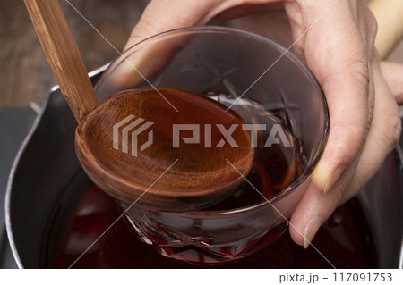 麺つゆを器に入れる 麺つゆを器に入れる 117091753