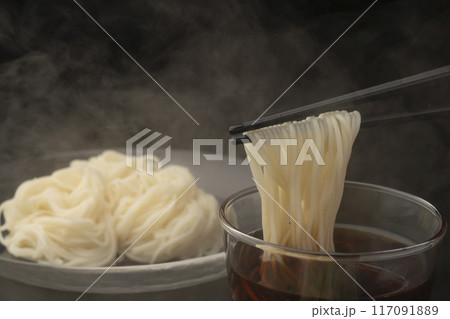 そうめん 箸あげ 箸でそうめんを持ち上げる そうめん 箸あげ 箸でそうめんを持ち上げる 117091889