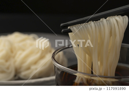 そうめん 箸あげ 箸でそうめんを持ち上げる そうめん 箸あげ 箸でそうめんを持ち上げる 117091890