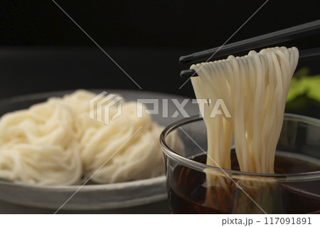 そうめん 箸あげ　箸でそうめんを持ち上げる 117091891