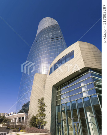 アゼルバイジャン・バクーの青空に映えるフレイムタワー / Flame Towers, Baku 117092297