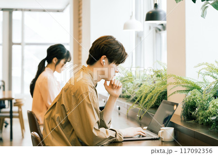 シェアオフィスで働く人々 シェアオフィスで働く人々 117092356