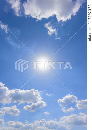 秋晴れの太陽の陽ざしと雲(コピースペース版)　大自然から観える空　「南阿蘇　道の駅あそ望の郷くぎの」 117092376