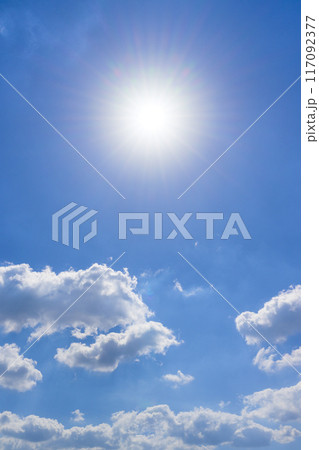 秋晴れの太陽の陽ざしと雲(コピースペース版)　大自然から観える空　「南阿蘇　道の駅あそ望の郷くぎの」 117092377