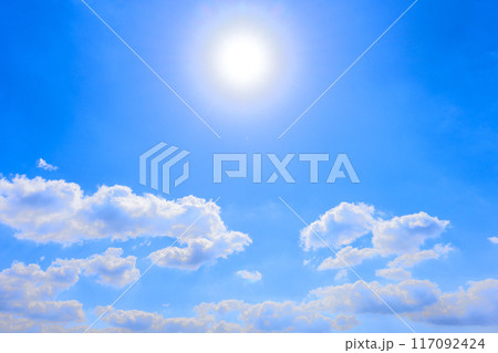 秋晴れの太陽の陽ざしと雲(コピースペース版)　大自然から観える空　「南阿蘇　道の駅あそ望の郷くぎの」 117092424