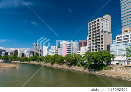 広島市の川辺の風景 平和大橋東詰めから見た平和記念公園対岸の風景 広島市の川辺の風景 平和大橋東詰めから見た平和記念公園対岸の風景 117092502