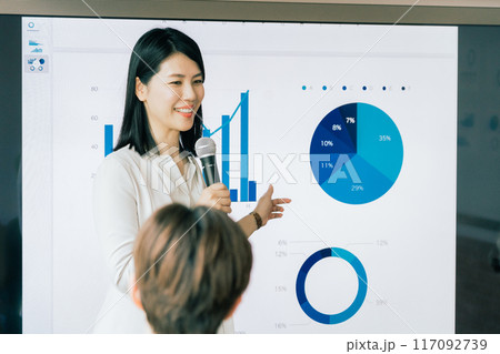 プレゼンをする女性 117092739