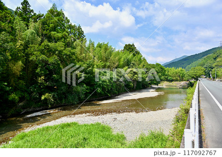 静岡県浜松市天竜区を流れる、川遊びで有名な夏の阿多古川（あたごがわ）、清流、川遊び。 117092767