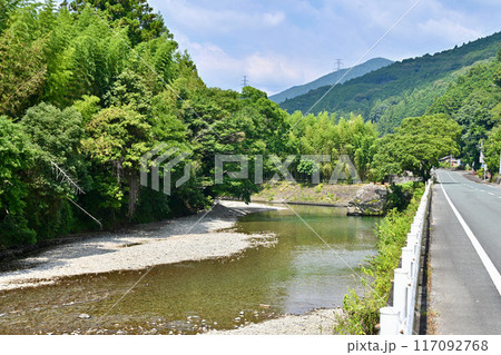 静岡県浜松市天竜区を流れる、川遊びで有名な夏の阿多古川(あたごがわ)、清流、川遊び。 静岡県浜松市天竜区を流れる、川遊びで有名な夏の阿多古川(あたごがわ)、清流、川遊び。 117092768