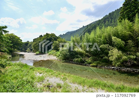 静岡県浜松市天竜区を流れる、川遊びで有名な夏の阿多古川(あたごがわ)、清流、川遊び。 静岡県浜松市天竜区を流れる、川遊びで有名な夏の阿多古川(あたごがわ)、清流、川遊び。 117092769