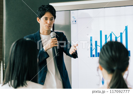 プレゼンをする男性　 117092777
