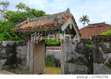 石垣島　国の重要文化財　宮内殿内 117092799