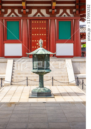大阪市天王寺区四天王寺　四天王寺　五重塔と灯籠 117093282