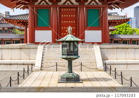 大阪市天王寺区四天王寺 四天王寺 五重塔と灯籠 大阪市天王寺区四天王寺 四天王寺 五重塔と灯籠 117093283