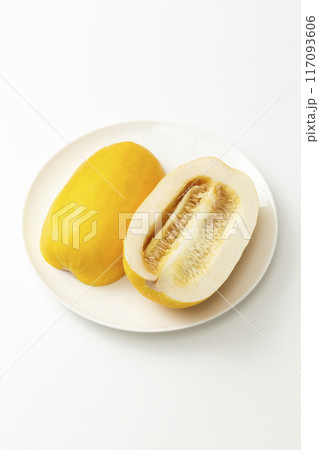 カットしたマクワウリ 白バック カットしたマクワウリ 白バック 117093606