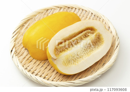 カットしたマクワウリ 白バック カットしたマクワウリ 白バック 117093608