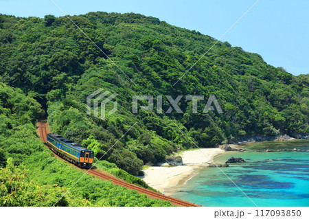 【島根県】快晴の折居海岸と特急スーパーまつかぜ 【島根県】快晴の折居海岸と特急スーパーまつかぜ 117093850