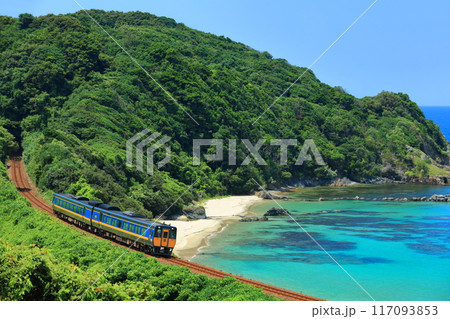 【島根県】快晴の折居海岸と特急スーパーまつかぜ 【島根県】快晴の折居海岸と特急スーパーまつかぜ 117093853