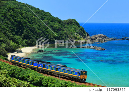 【島根県】快晴の折居海岸と特急スーパーまつかぜ 【島根県】快晴の折居海岸と特急スーパーまつかぜ 117093855