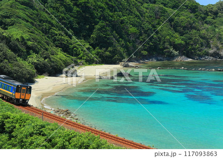 【島根県】快晴の折居海岸と特急スーパーまつかぜ 【島根県】快晴の折居海岸と特急スーパーまつかぜ 117093863